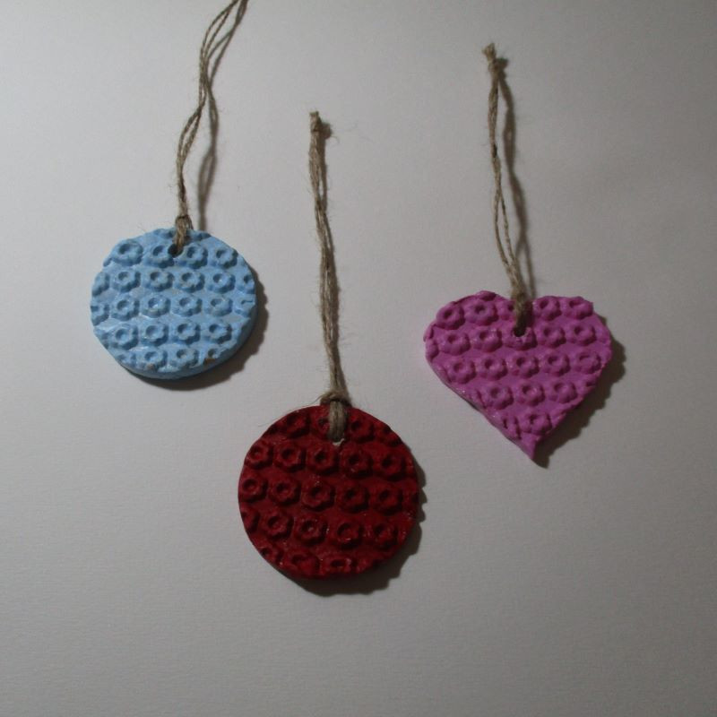 Colgantes de cerámica, 2 bolas y 1 corazón