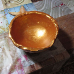 Cuenco dorado de cerámica