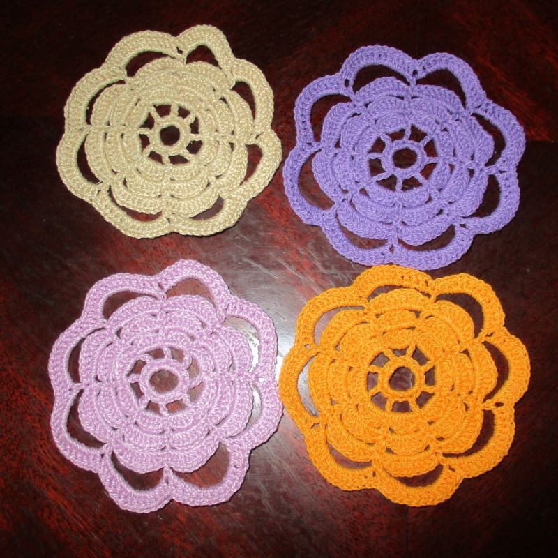4 posavasos con forma de flor